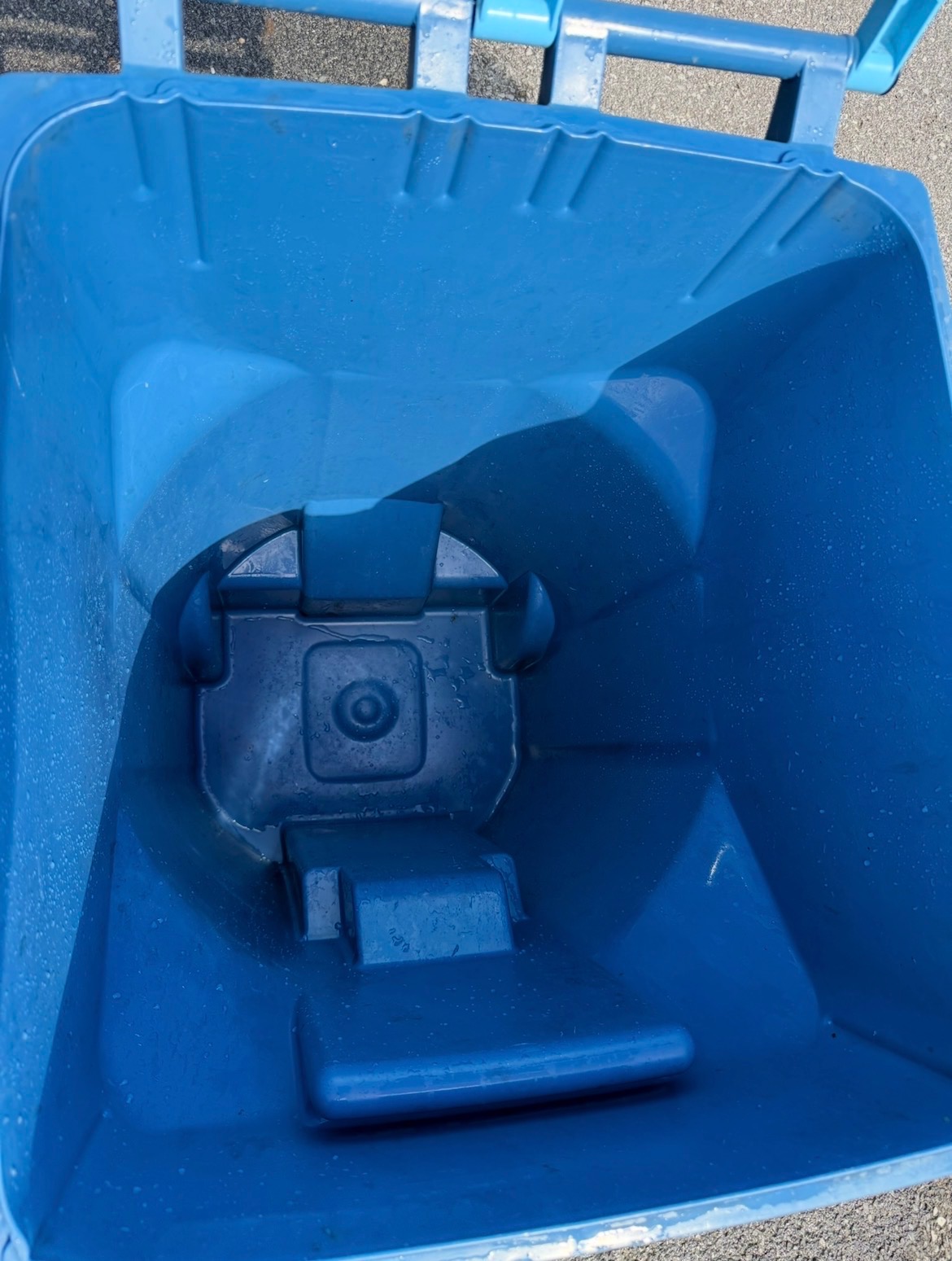 Same trash tote scrubbed clean inside